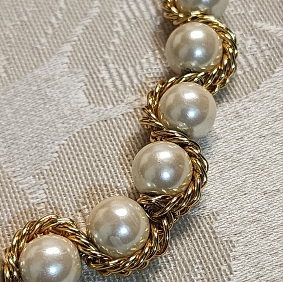 Vintage 80s Gold and Cream Bracelet with Elegant Design - Picture 3 of 6